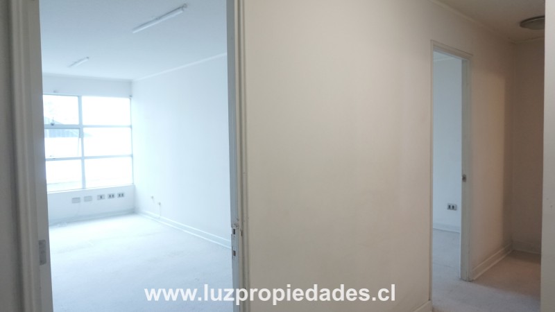 Urmeneta Nº305, Of. 501, Ed. Los Héroes - Luz Propiedades