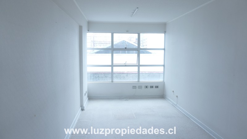 Urmeneta Nº305, Of. 501, Ed. Los Héroes - Luz Propiedades