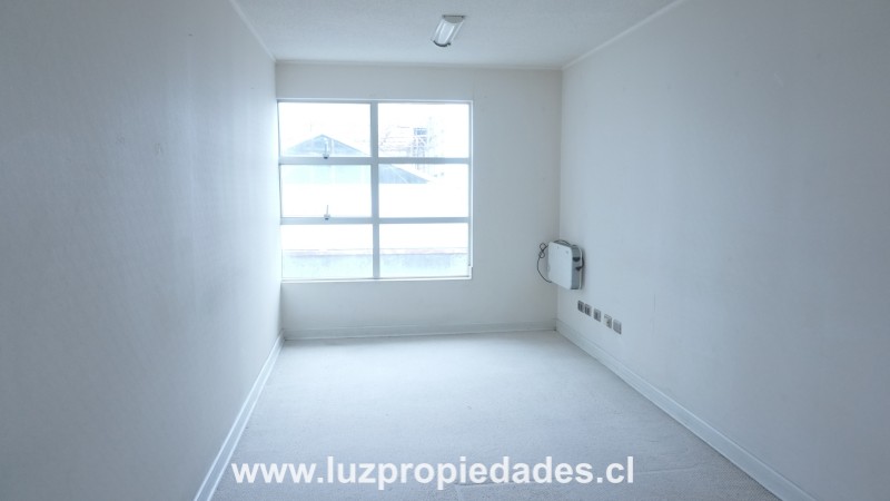 Urmeneta Nº305, Of. 501, Ed. Los Héroes - Luz Propiedades