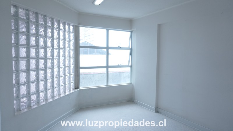 Urmeneta Nº305, Of. 501, Ed. Los Héroes - Luz Propiedades