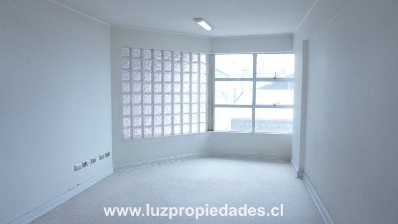 Urmeneta Nº305, Of. 501, Ed. Los Héroes - Luz Propiedades