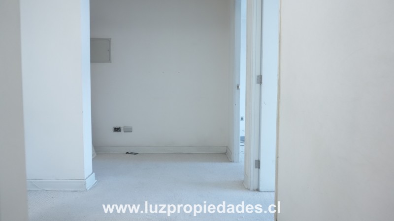 Urmeneta Nº305, Of. 501, Ed. Los Héroes - Luz Propiedades